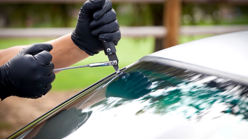 Windshield removal tool cutting urethane seal during auto glass replacement